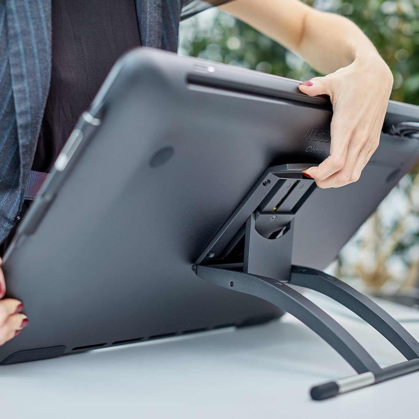 Wacom Cintiq 22 - Digitizer w/ LCD display - right and left-handed - 18.7 x 10.6 in - electromagnetic - wired - HDMI, USB 2.0